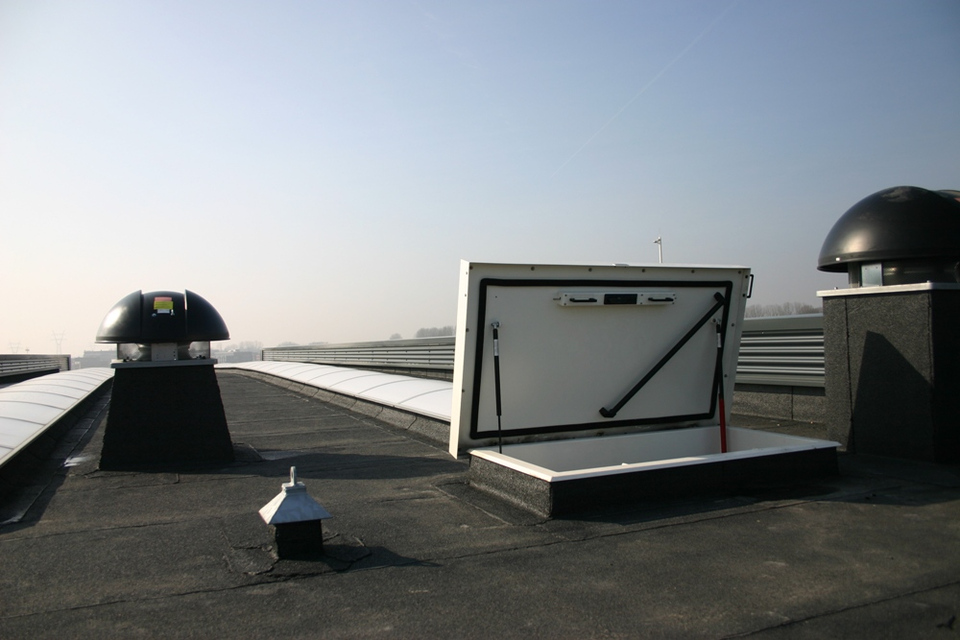 sancmscopy2502_flachdachausstiege industriegebäude.jpg